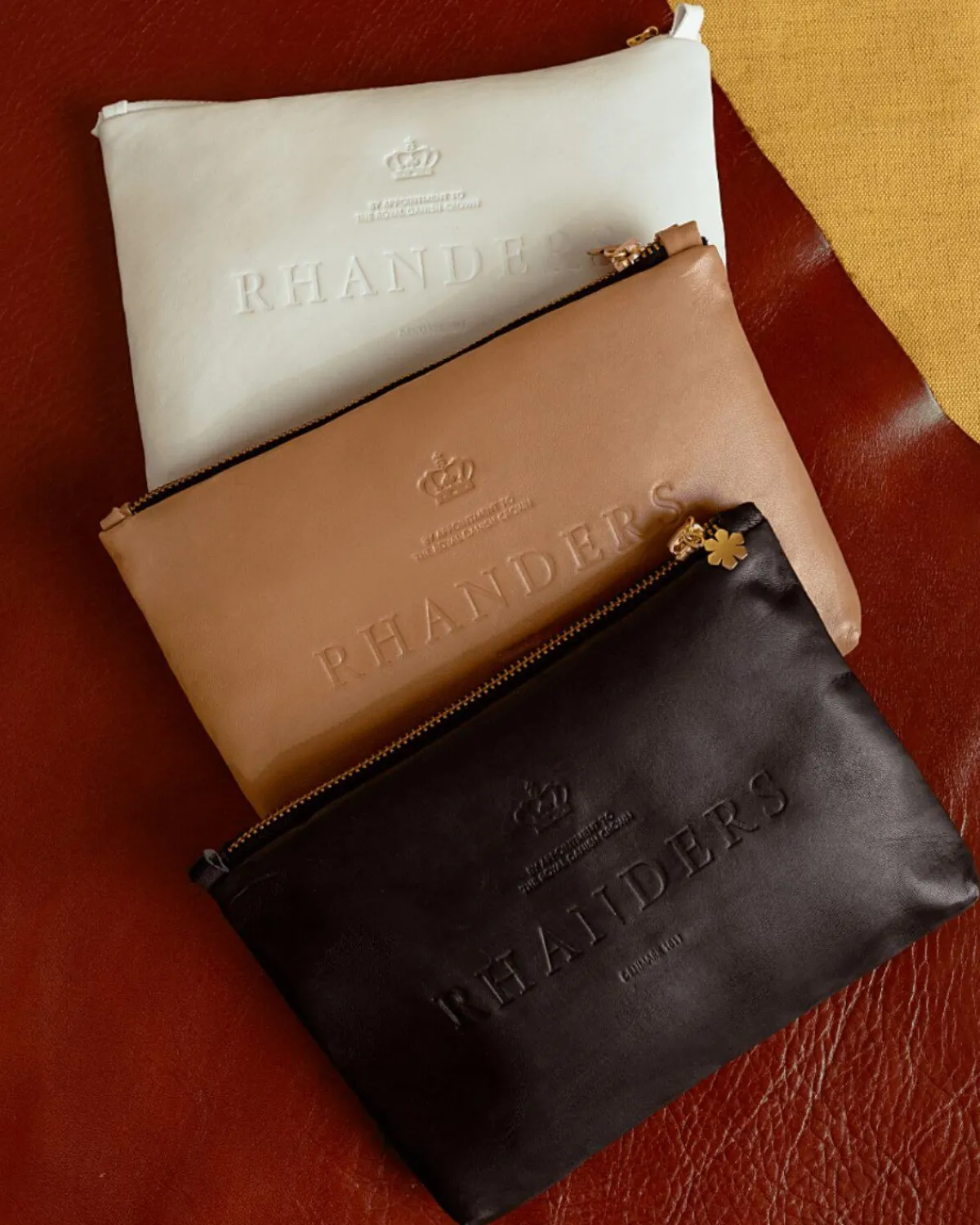 ANNA LOGO POUCH<Randers Hot