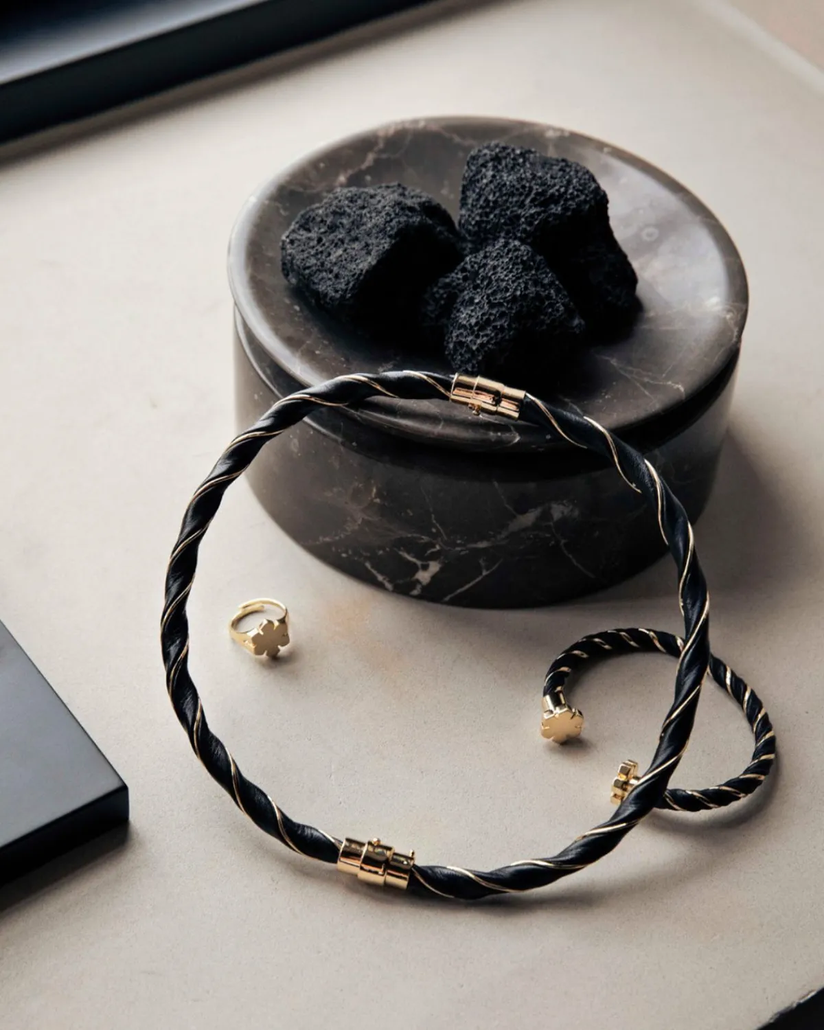 LEATHER TWIST HALSKÆDE<Randers Discount